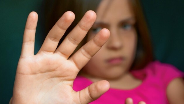 Der Vater soll die fünfjährige Tochter über Monate verbal und körperlich misshandelt haben. (Bild: stock.adobe.com)