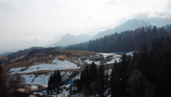 Die Deponie in Kanin wächst und wächst. Lastwagen laden hier das Material aus der Tunnelbaustelle ab. (Bild: Hermann Sobe)