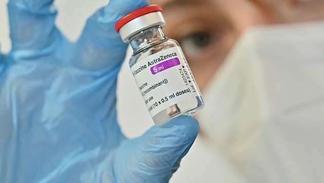 Das Nationale Impfgremium hat entschieden, den AstraZeneca-Impfstoff weiterhin zu verwenden. (Bild: APA/AFP/Adreas Solaro)