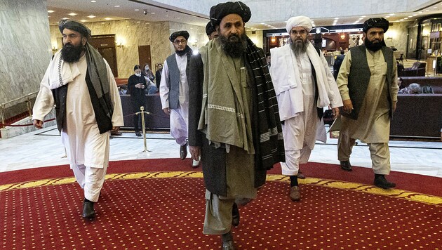 Taliban-Delegation bei Friedensgesprächen in Moskau (Bild: AP)