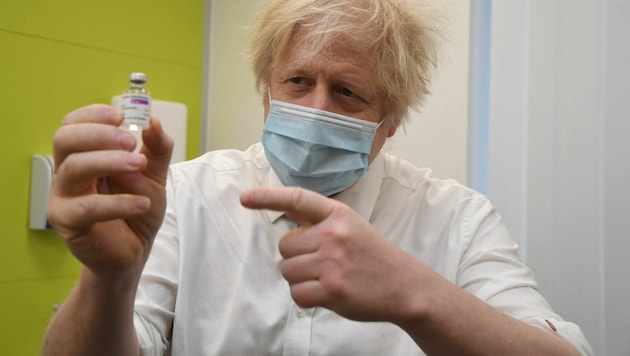 Der britische Premier Boris Johnson mit einer Ampulle des AstraZeneca-Impfstoffs (Bild: APA/AFP/Pool/Jeremy Selwyn)