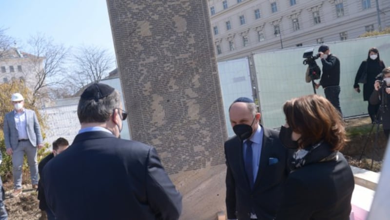 v.l.n.r IKG-Präsident Oskar Deutsch, Nationalratspräsident Wolfgang Sobotka (ÖVP) und Europaministerin Karoline Edtstadler (ÖVP) bei der Enthüllung des ersten Gedenksteins für die Opfer der Shoah in Wien (Bild: APA/Herbert Pfarrhofer)