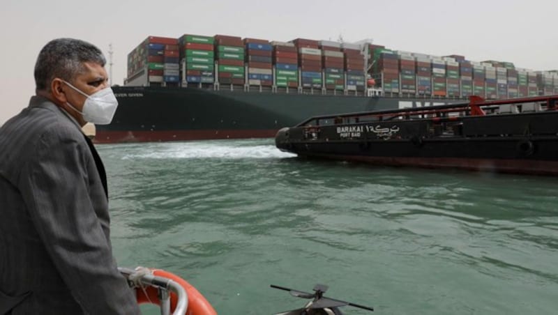 Die Bergung des Schiffes gestaltet sich schwierig - zahlreiche Schiffe sind damit an der Weiterfahrt gehindert und Lieferungen dürften sich deutlich verzögern. (Bild: APA/AFP/Suez Canal)