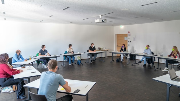 Der grüne Landtagsklub bei seiner Tagung im Bildungshaus. Am Abend fielen dann die Masken. (Bild: Grüne)