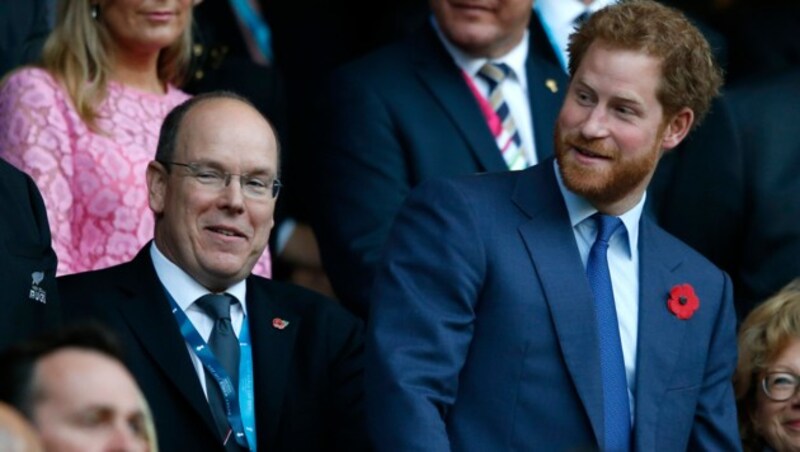 Fürst Albert von Monaco und Prinz Harry amüsieren 2015 gemeinsam beim Rugby-World-Cup-Finale. (Bild: Alastair Grant / AP / picturedesk.com)