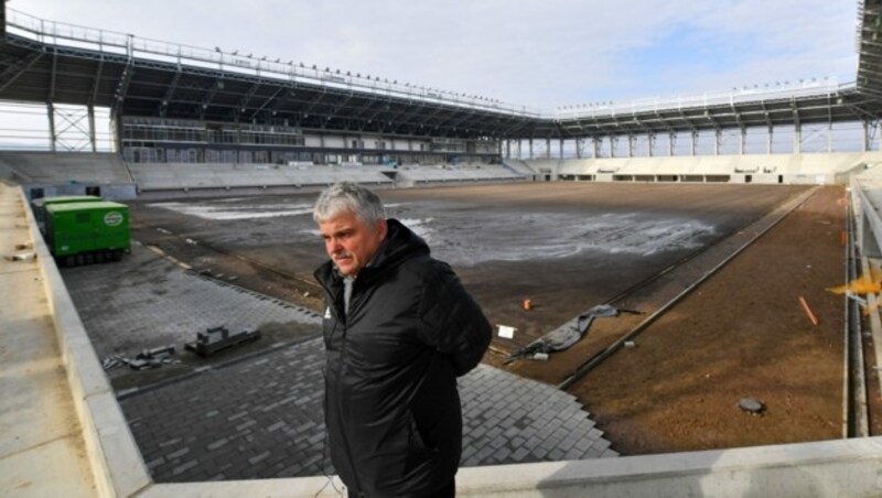 David Kertesz, Vizepräsident von Sepsi OSK, bei der Besichtigung des zukünftigen Stadions Ende Februar 2021. (Bild: AFP/Daniel Mihailescu)