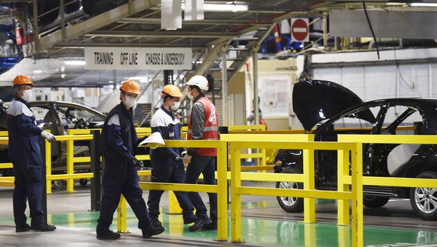 Als Folge des Problems war in der vergangenen Woche der Betrieb an 25 Produktionslinien in 12 der 14 heimischen Montagewerke von Toyota ausgefallen. (Bild: APA/AFP/FRANCOIS LO PRESTI)