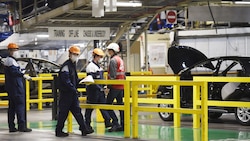 Als Folge des Problems war in der vergangenen Woche der Betrieb an 25 Produktionslinien in 12 der 14 heimischen Montagewerke von Toyota ausgefallen. (Bild: APA/AFP/FRANCOIS LO PRESTI)