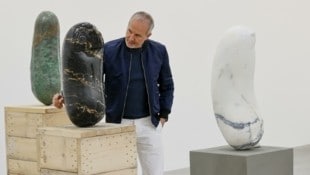 Erwin Wurm mit seiner Marmor-Jause  (Bild: Tschepp Markus)