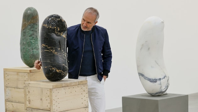 Erwin Wurm with his marble snack (Bild: Tschepp Markus)