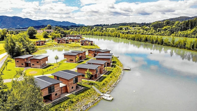 Das Freizeitresort am Drauufer in Seidendorf wird erweitert: Neben den Ferienhütten und dem beliebten Restaurant wird die Anlage bald auch ein eigens Café betreiben, das auf einem freitragenden Steg errichtet wird. (Bild: Fishery Steffan)