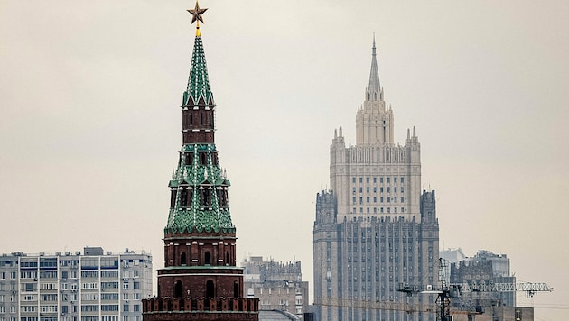 Einer der Türme des Kreml vor dem russischen Außenministerium in Moskau (Bild: APA/AFP/Dimitar Dilkoff)