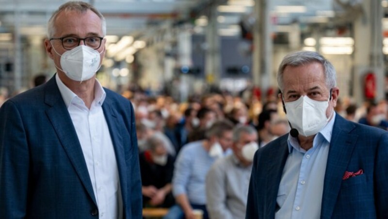 Investor Siegfried Wolf (r.) und Vorstandsvorsitzender Andreas Tostmann bei der Betriebsversammlung (Bild: APA/FOTOKERSCHI.AT/KERSCHBAUMMAYR)