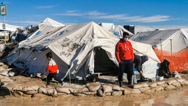 Die Zustände im Flüchtlingslager Kara Tepe auf der griechischen Insel Lesbos werden von verschiedenen Seiten als unwürdig kritisiert. (Bild: APA/AFP/Anthi PAZIANOU)