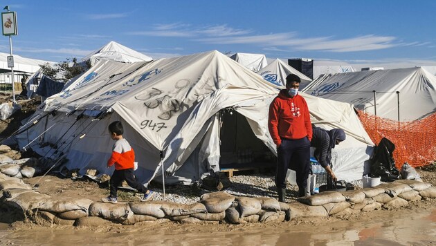 Die Zustände im Flüchtlingslager Kara Tepe auf der griechischen Insel Lesbos werden von verschiedenen Seiten als unwürdig kritisiert. (Bild: APA/AFP/Anthi PAZIANOU)