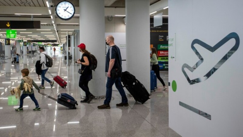 Touristen am Flughafen von Palma de Mallorca (Bild: APA/AFP/JAIME REINA)