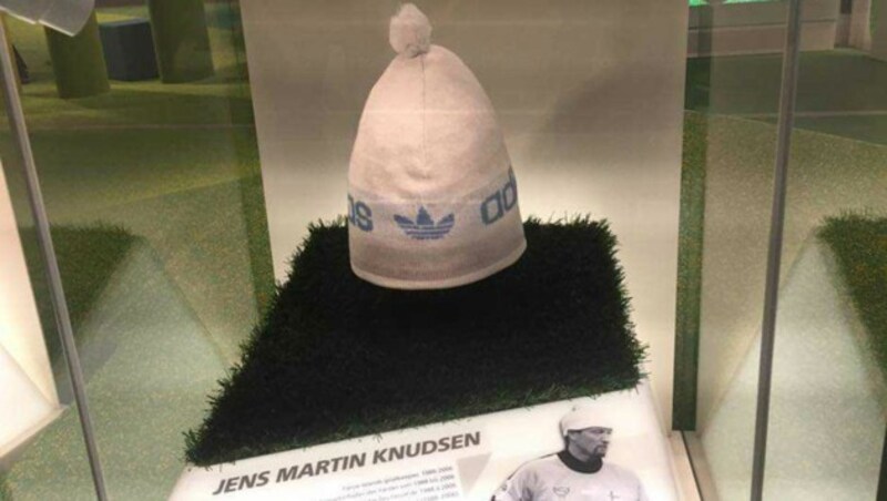 Die legendäre Zipfel-Mütze von Jens Martin Knudsen ist im FIFA-Museum in Zürich zu sehen. (Bild: Privatarchiv Familie Knudsen)