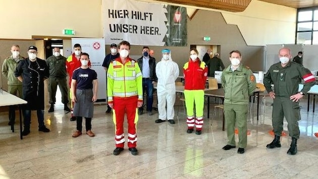 Kochkünste beweisen Florianis. Bei Kameraden und Soldaten im BITZ Müllendorf sorgen sie für Gaumenfreuden.  (Bild: Feuerwehr Müllendorf)