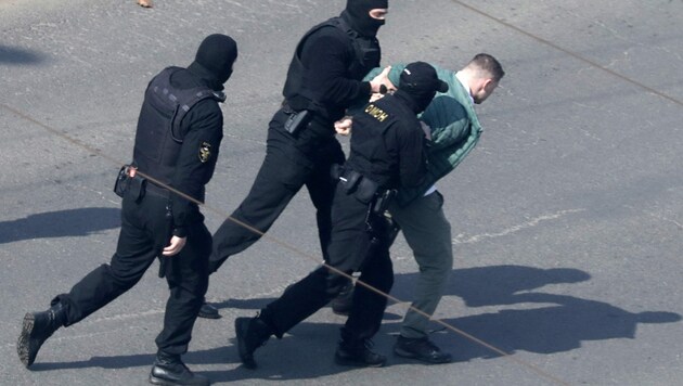 Polizei führt einen Demonstranten in Minsk ab (Bild: AFP)