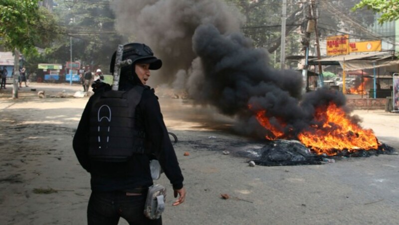 Landesweite Proteste in Myanmar gegen das Militär (Bild: The Associated Press)