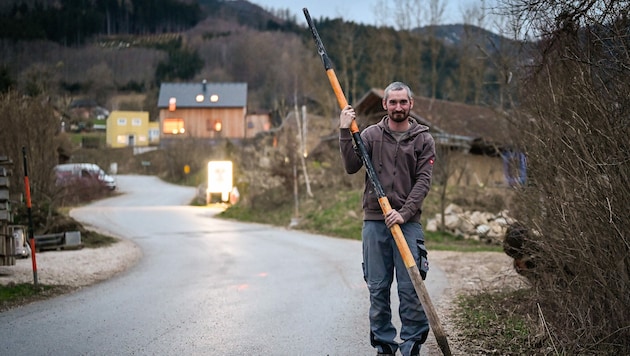 Mit einer Schneestange verteidigte Klaus Lüftinger (33) den verletzten Postler, der in Inzersdorf im Kremstal mit zwei Messern angegriffen wurde (Bild: Alexander Schwarzl)