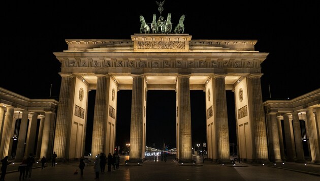Auch das Brandenburger Tor in Berlin lag während der „Earth Hour“ im Dunkeln. (Bild: AFP)