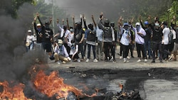 Menschen, die in Yangon gegen die Machtübernahme des Militärs demonstrieren, strecken drei Finger als Zeichen des Protests in die Luft. Sicherheitskräfte gehen äußerst brutal gegen Demonstranten vor. (Bild: AP)