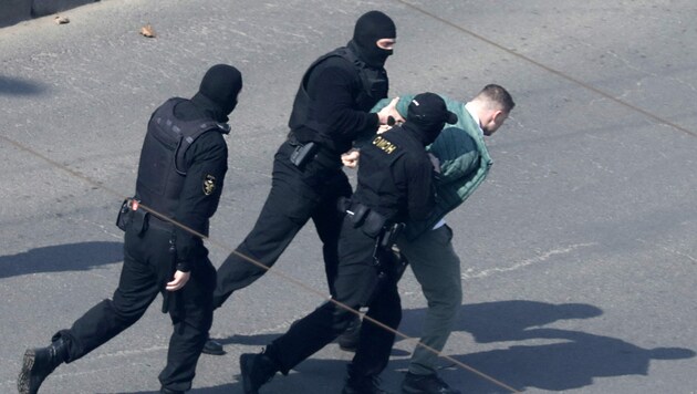 Spezialeinheiten der Polizei nehmen in Minsk einen Demonstranten fest. (Bild: APA/AFP)