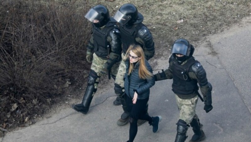 Mit Verhaftungen versucht die Polizei die neu aufgeflammten Proteste in Weißrussland im Keim zu ersticken. (Bild: AP)