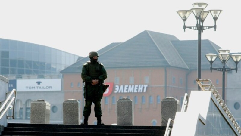 Soldaten bewachen leere Plätze in Minsk, um die Opposition an Versammlungen zu hindern. (Bild: AP)