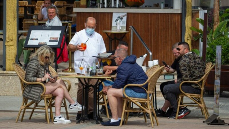 Auf Mallorca erklärten mehrere Gastronomen, entgegen einer Anordnung der Regionalregierung die Innenräume von Restaurants, Bars und Lokalen noch in der Nacht auf Sonntag wieder zu öffnen. (Bild: AFP)