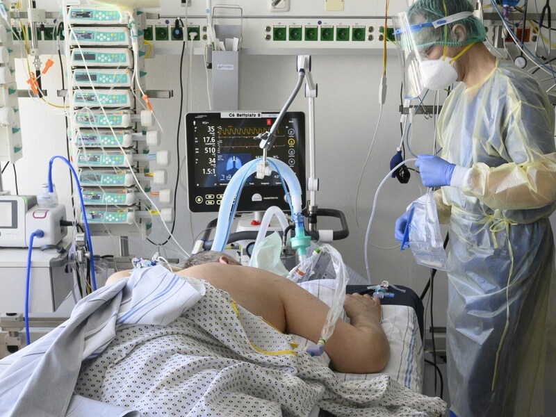 Ein Intensivpatient im Robert Bosch Krankenhaus in Stuttgart. (Bild: AFP)