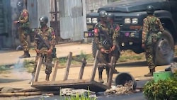 Soldaten stehen vor einer Barrikade (Bild: AFP)