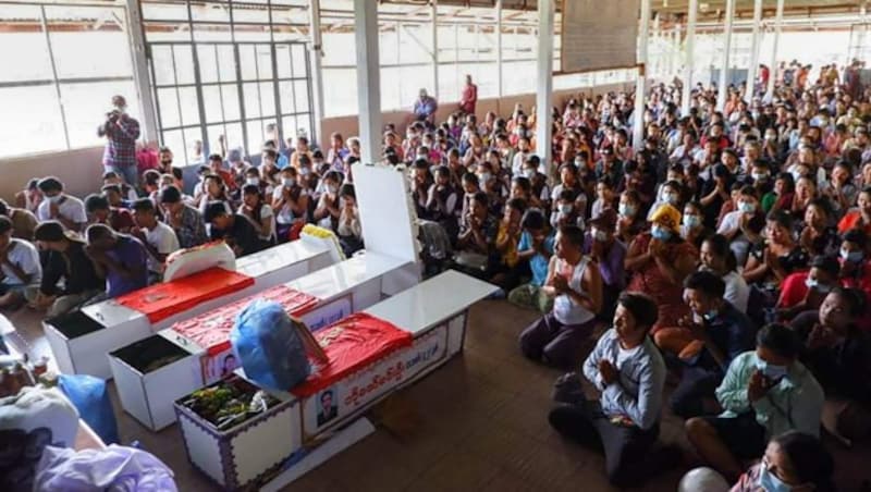 Trauerfeier in Myanmar für getötete Demonstranten (Bild: AFP)