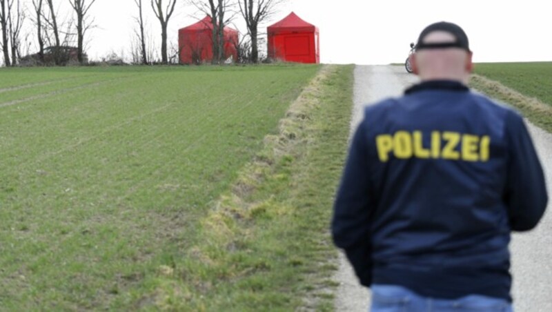 Neben einem Feldweg wurden die Leichen in einem Pkw entdeckt. (Bild: APA/ROLAND SCHLAGER)