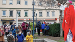 Diözesanbischof Josef Marketz segnete die Palmzweige am Domplatz in Klagenfurt. (Bild: Diözesan-Pressestelle / Eggenberger)