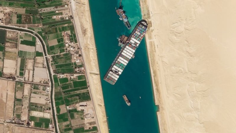 Satellitenbilder vom 28. März zeigen die Bergungarbeiten am Suezkanal. Die „Ever Given“ mit 18.300 Containern hatte die Wasserstraße seit Dienstag blockiert. (Bild: AP)