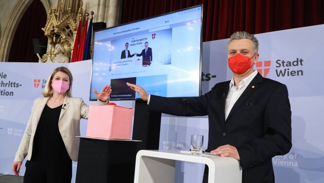 Bettina Emmerling (Neos) und Josef Taucher (SPÖ) drücken den Punschkrapfen-Buzzer. (Bild: ©SPÖ/Christian Fürthner)