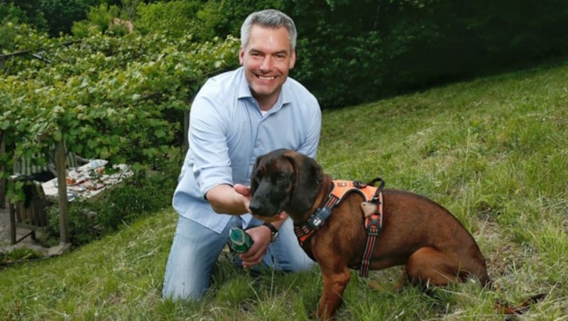 Innenminister gewährt private Einblicke - aber nur mit Hund. (Bild: Reinhard Holl)