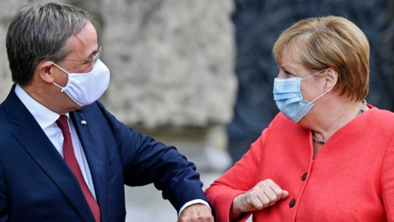 CDU-Chef Armin Laschet und Kanzlerin Angela Merkel (CDU) (Bild: The Associated Press)