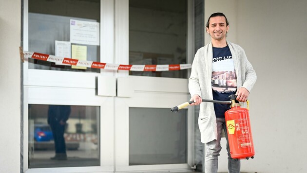 Moutasem Khadra (27) rannte in die verrauchte Kirche: „Jede Minute hat gezählt“, ist Pfarrer Zeiger stolz auf ihn. (Bild: Alexander Schwarzl)