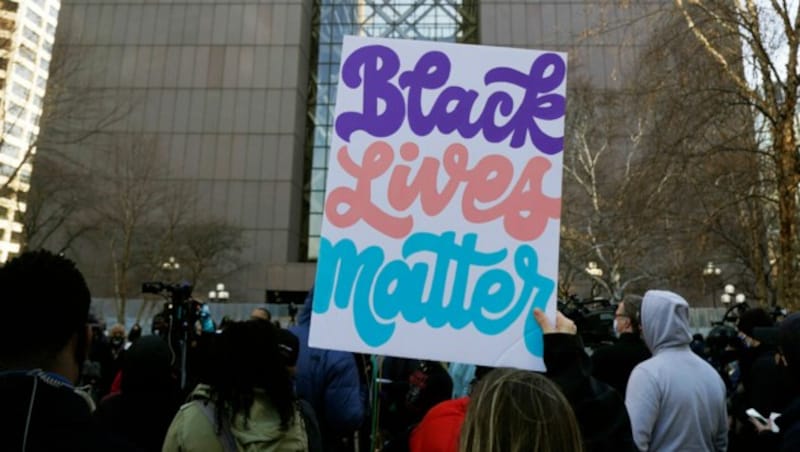 Aktivisten vor dem Gerichtsgebäude in Minneapolis, in dem der Prozess zur Tötung von George Floyd stattfindet. (Bild: AP)