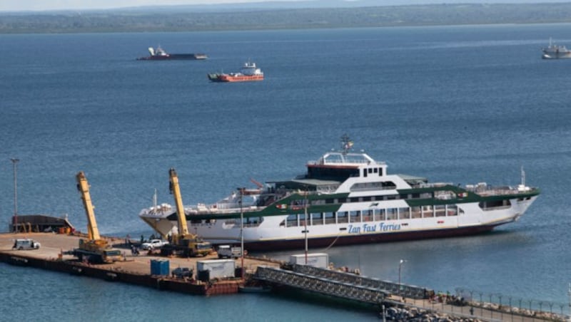 Mit diesem Schiff wurden Hunderte Mitarbeiter des Energieriesen Total vor den Dschihadisten im Norden Mosambiks in Sicherheit gebracht. (Bild: APA/AFP/Alfredo Zuniga)