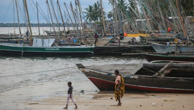 Der Fischereihafen Paquetiquete nahe dem Ort Pemba in Mosambik - es wird erwartet, dass hier zahlreiche Menschen ankommen werden, die vor der islamistischen Gewalt im Norden Mosambiks fliehen. (Bild: APA/AFP/Alfredo Zuniga)