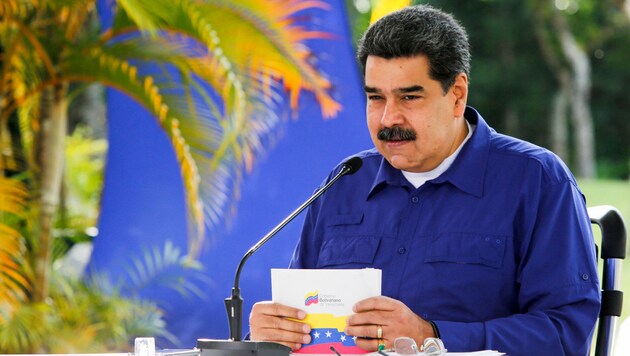 Venezuela steckt in einer tiefen Krise und kann aus Geldmangel kaum noch Lebensmittel importieren. Präsident Nicolas Maduro will nun Erdöl gegen bitter benötigten Corona-Impfstoff tauschen. (Bild: APA/AFP/Venezuelan Presidency/JHONN ZERPA)