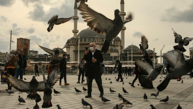 Ein Mann mit Schutzmaske auf dem Taksim-Platz in Istanbul (Bild: AP)