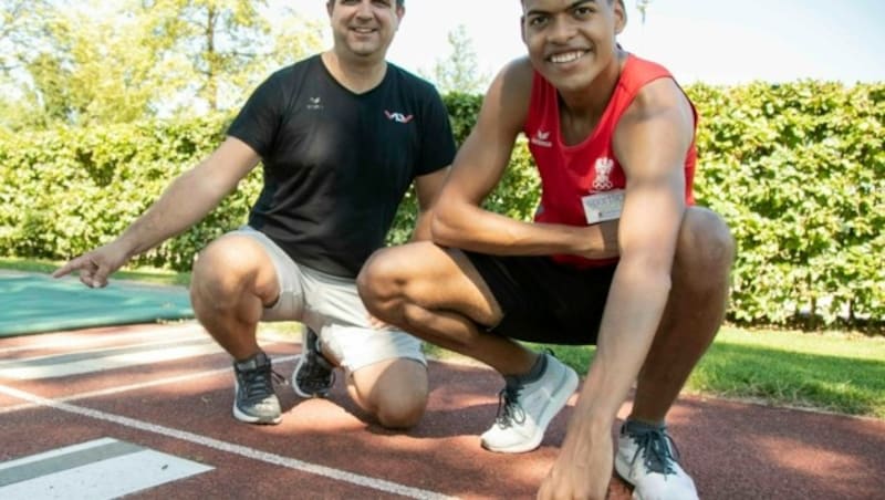 VLV-Sportdirektor Sven Benning und Weitspringer Oluwatosin Ayodeji. (Bild: Maurice Shourot)