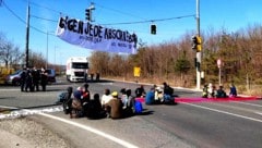 Die Aktivisten blockierten Zufahrtsstraßen zum Flughafen Wien-Schwechat. (Bild: Bündnis Bleiberecht für alle)