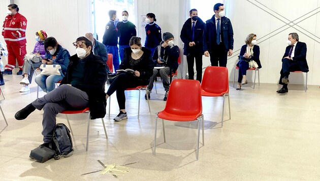 Mario Draghi (ganz hinten rechts) vor seiner Impfung in Rom. (Bild: Palazzo Chigi press office / AFP)