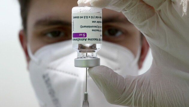 Nach weiteren Hirnvenenthrombosen stoppten Berlin und München den AstraZeneca-Impfstoff für Personen unter 60. Österreich dagegen impft damit weiterhin ohne Einschränkungen weiter. (Bild: AP)